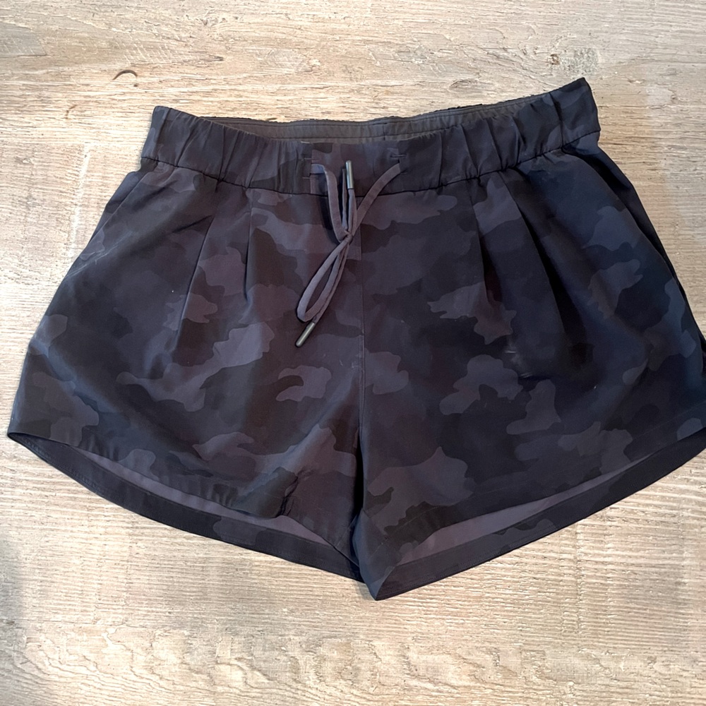 Lululemon Stroll at Sundown shorts size 6 - Black Camo